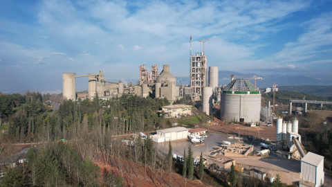 Bursa Çimento'dan çıkan dumanlar şehrin hava kalitesi düşüyor