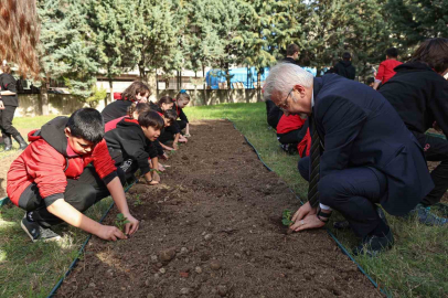 Başkan Erdem öğrencilerle çilek ve marul fidesi dikti