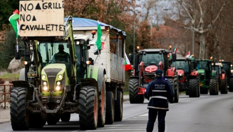 Çiftçiler İtalya'da da traktörleriyle harekette