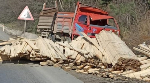 Ümitalan'da kereste yüklü kamyonun freni patladı