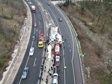 Bursa'da kontrolden çıkan tır refüje daldı: 1 ölü