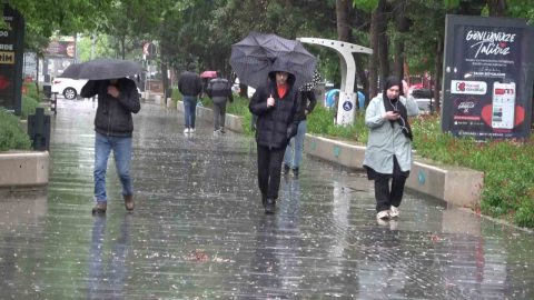 Kocaeli’de rüzgar denizi taşırdı, yağmur trafiği felç etti