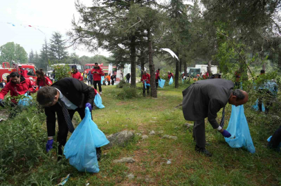 Ormana atılan çöpler tek tek toplandı