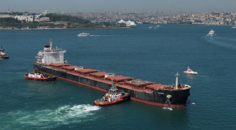 Haydarpaşa’da karaya oturan gemiyi kurtarma çalışmaları başladı