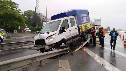 Kartal’da İBB’ye ait araç, bariyere ok gibi saplandı