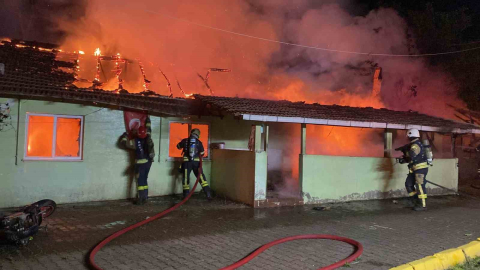 Alkollü şahıs, annesinin de içinde bulunduğu evi yaktı