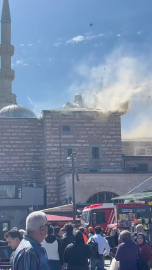 İstanbul Eminönü’ndeki Mısır Çarşısı’nda yangın çıktı. Olay yerine çok sayıda itfaiye ekibi sevk edildi.