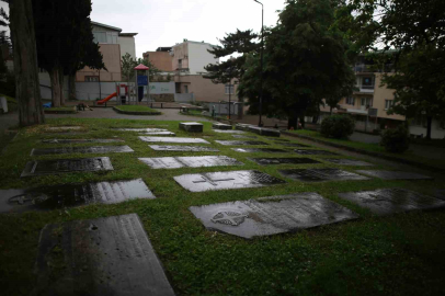 (Özel) Çocuk parkı içerisindeki Fransız Mezarlığı, mezar taşlarıyla dikkat çekiyor