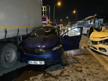 Küçükçekmece’de 3 araçlı zincirleme trafik kazası: 2 yaralı