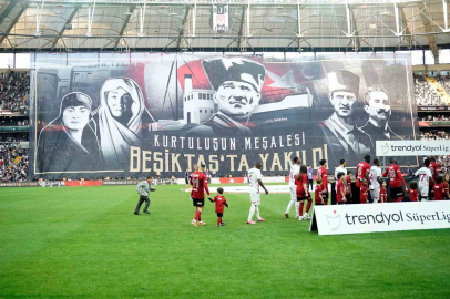 Beşiktaş tribünlerinden ’19 Mayıs’ pankartı