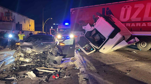 Feci kaza, tırın kabini koptu: 1’i ağır, 6 yaralı