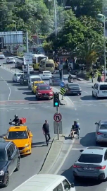 Sarıyer’de "insanlık ölmemiş" dedirten görüntü kamerada: Trafiğin ortasında kalan tekerlekli sandalyeli adamın yardımına koştu