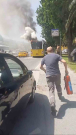 İstanbul’da hareketli dakikalar: İETT otobüsü yandı, vatandaş yangın söndürme tüpüyle müdahale etti