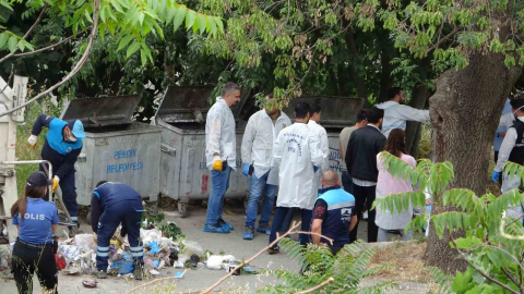 Pendik’te iki ayrı çöp konteynerinde parçalanmış erkek cesedi bulundu. Polis ekiplerinin olay yerindeki çalışması sürüyor.