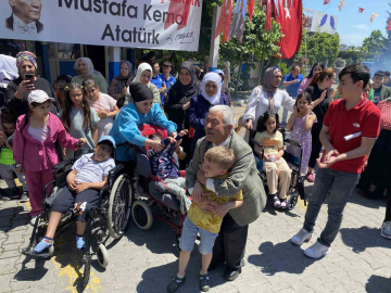 Engelli çocuklar ve aileleri, Türkiye Deniz Canlıları Müzesi’ni ziyaret etti