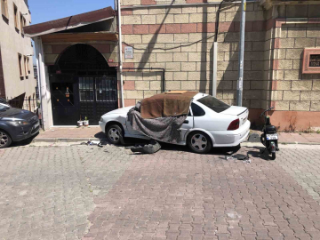 Kağıthane’de freni boşalan araç, park halindeki araca çarptı: Motosiklet sürücüsü ölümden döndü