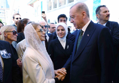 Cumhurbaşkanı Recep Tayyip Erdoğan, önceki gün vefat eden eski başbakan Tansu Çiller’in eşi Özer Uçuran Çiller’in eşi için Levent’te bulunan Barbaros Hayrettin Paşa Camii’nde düzenlenen cenaze törenine katıldı.