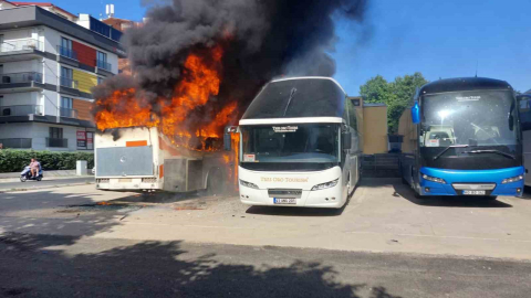 Kocaeli’de iki yangın: 3 otobüs ile geri dönüşüm tesisi yandı