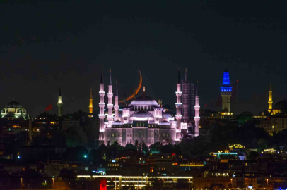 İstanbul’da hilal, Sultanahmet Camii ile buluştu