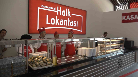 Bursa’nın ilk halk lokantası açıldı, ilk servisi Başkan Aydın yaptı