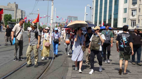 Taksim’de sıcaktan bunalan esnaf kafasına damacanayla su döktü