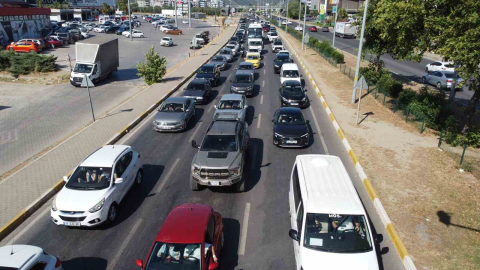 Kuzey Ege’deki tatil merkezlerinde trafikte uzun araç kuyrukları oluşuyor