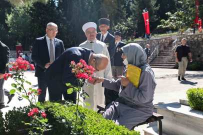 Şehitliklerde hüzünlü bayramlaşma