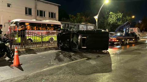 Otomobille çarpışan cip kaldırımda yürüyen gençlerin arasına daldı: 2 ölü