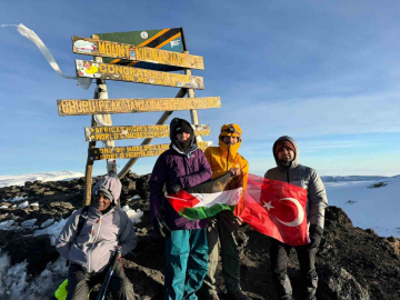 Filistin’e destek için Afrika’nın en yüksek dağına çıktılar