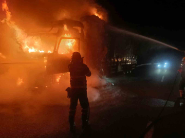 Yalova’da seyir halindeki tır alevlere teslim oldu