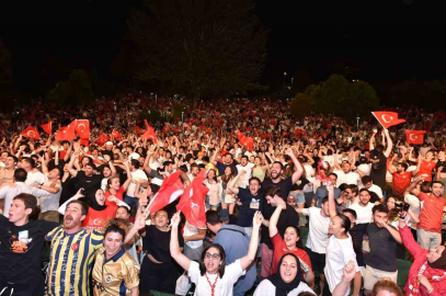 Milli heyecan Beşiktaş’ta Sanatçılar Parkı’nda yaşandı