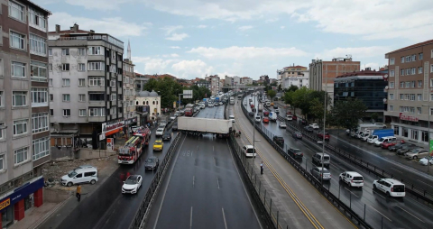 Avcılar’da tır yoldan çıktı: E5 Karayolu trafiğe kapatıldı