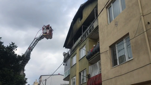 3 katlı binanın en üst katı alevlere teslim oldu: 2 kişi yaralandı