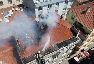 Bahçelievler’de 6 katlı binanın çatı katı alev alev yandı