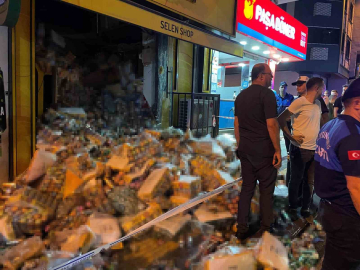 Zeytinburnu’nda tekel bayisinin asma tavanı çöktü, faciadan dönüldü: 1 yaralı