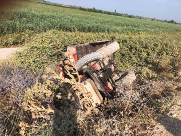 Mevsimlik işçileri taşıyan traktör devrildi : 1 ölü 4 yaralı