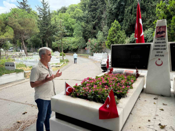 Şehit babasından İBB’ye bayrak tepkisi:  “Oğlum 15 Temmuz şehidi olduğu için mi bu bayrağı değiştirmek zor geliyor”