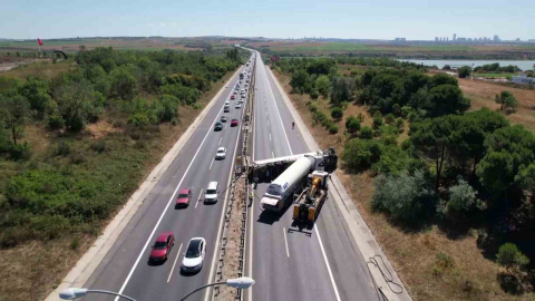 TEM Otoyolu’nda tanker devrildi, İstanbul istikametinde trafik tamamen durdu