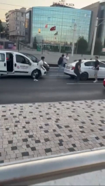 Trafik tartışması, baltalı, yumruklu kavgaya dönüştü