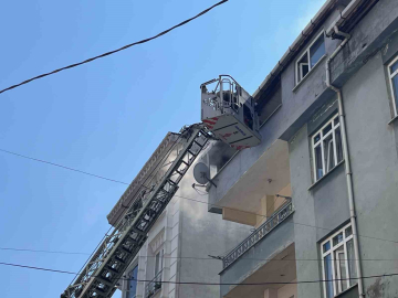 Esenyurt’ta iki bina arasındaki gecekondu alev alev yandı, korku dolu anlar yaşandı