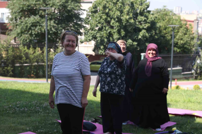 Bağcılar’da yaşlılar kahkaha seansında doyasına eğlendi