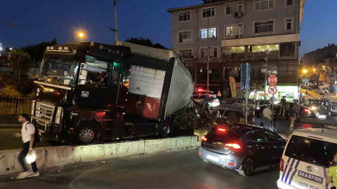 Kağıthane’de virajı alamayan tırın dorsesi yan yattı, tonlarca ürün yola saçıldı