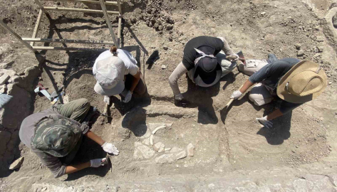 (Özel) Apollon Smintheus Tapınağı’nda 1700 yıllık mezar bulundu