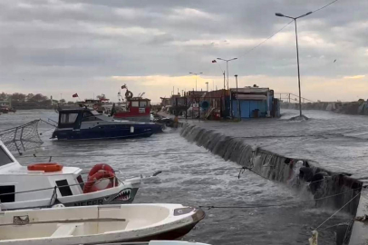 Şiddetli lodos nedeniyle İstanbul’da deniz taştı, tekneler zarar gördü