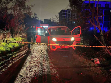 Önce öldürdü, sonra polislere aletiyle teslim oldu