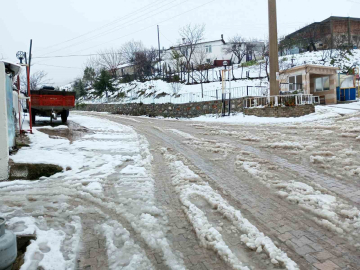 Çanakkale’de İl Özel İdare ekipleri karla kaplı köy yollarını açıyor