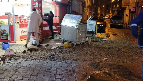 Kadıköy’de kanalizasyon borusu patladı... Fışkıran suyun metrelerce yükseldiği anlar kamerada