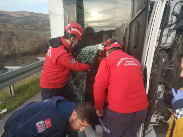 Balıkesir’de tır yan yattı; 1 yaralı