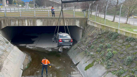 Gaziosmanpaşa’da baba, oğlunun iki gün önce kaçırdığı otomobiliyle su kanalına uçtu