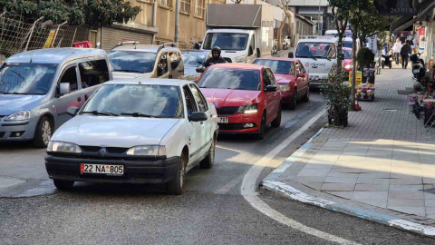 Tekirdağ’da dar sokaklarda trafik çilesi